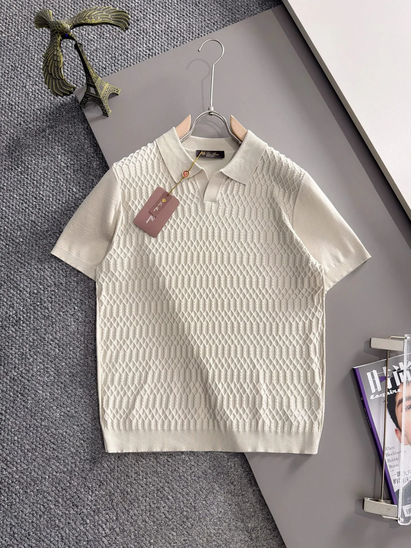 LP high quality Loro Piana 26ss New Arrival men's short-sleeved T-shirt. Made of combed cotton yarn knitted cotton fabric, no pressure when entering and exiting the counter. Exclusive control of raw materials. It feels substantial when weighed, and the upper body is more textured than ordinary T-shirts. This texture can handle the weather easily and is suitable for both hot and cold! Loose fit design, looks noble. The only correct version is available Size: M to 4XL